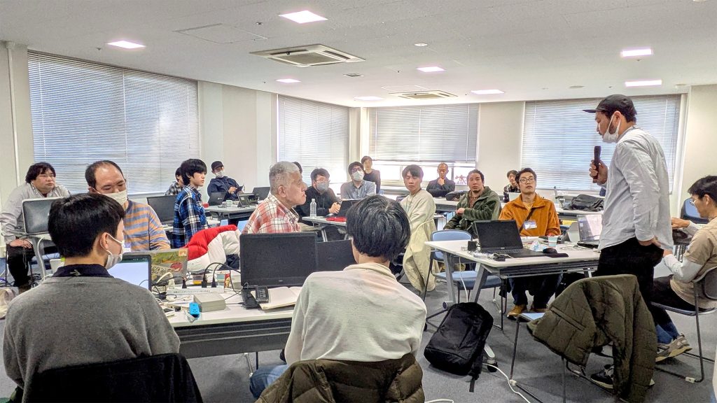 1日目後半。一人ずつアイデアを発表し、他の参加者が聞いている場面。