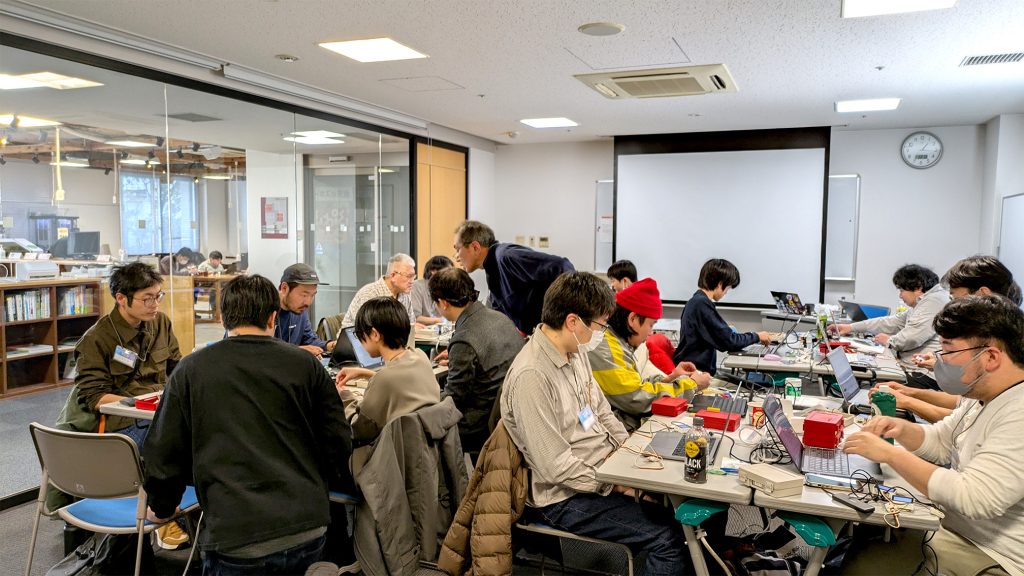 参加者らがM5Stackとセンサーを使い、プロトタイプ制作に熱心に取り組んでいる場面。