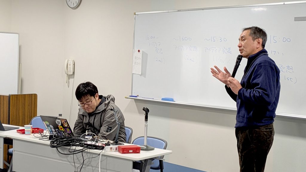 講師の2人。写真右は金沢大学の秋田教授。左にEdelworksの五味氏